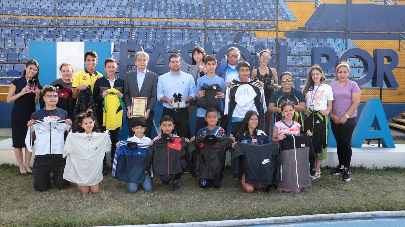 グアテマラの子どもたちにスポーツ用具を寄贈しました。